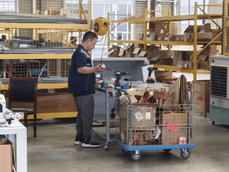 熱浪滾滾，他們?cè)诟邷刂?逆行